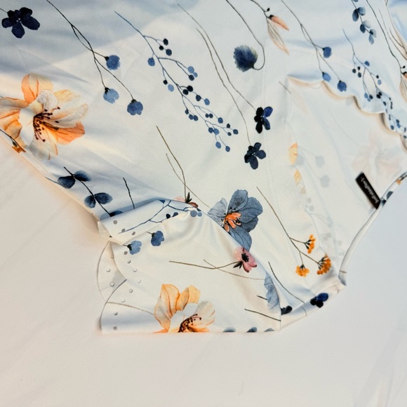 Chic Floral V-Neck Short Sleeve Top - Picture 3 of 11